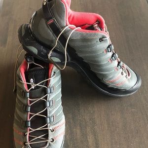 OBO DAY!!  🤑 Salomon women’s trail shoes